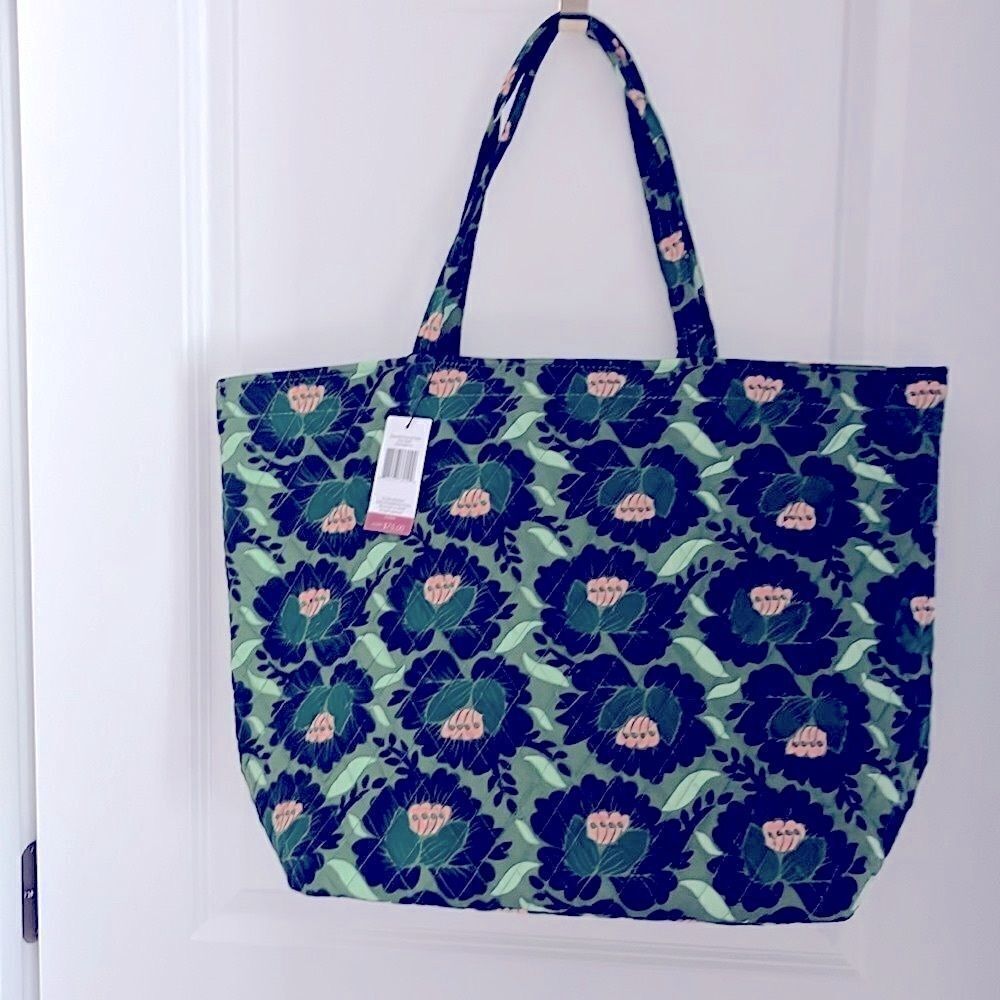 Vera Bradley Lotus English Ivy Green Festive Essential Grand Tote Bag